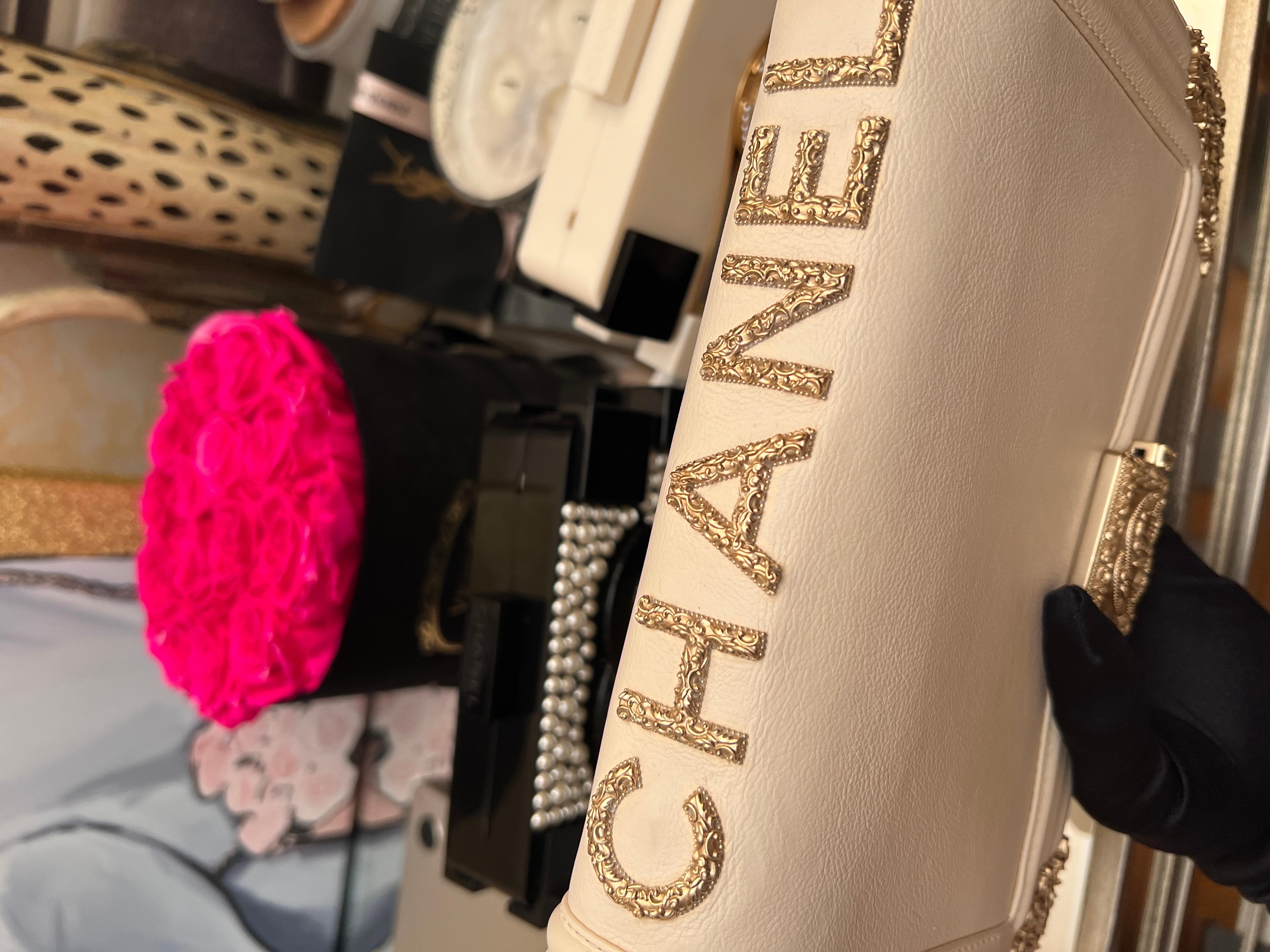 Chanel Chateau Versailles Old Medium Boy Tasche aus cremefarbenem Kalbsleder mit goldener Hardware, 2013 im Zustand „Gut“ im Angebot in New York, NY