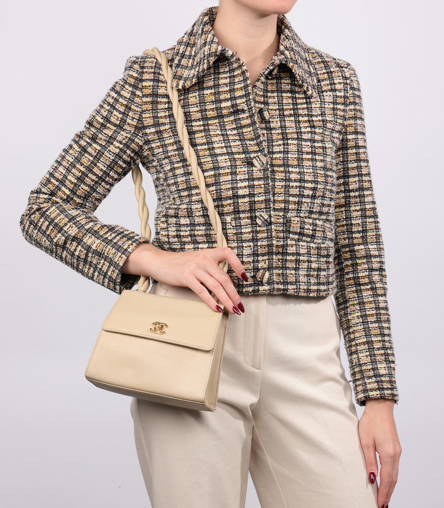 Chanel Creme Kaviar Leder Vintage geflochtene Mini Trapez Classic einzelne Klappe Tasche

Details zum Produkt
Xupes Ref: CB1031
Marke: Chanel
Modell: Geflochtene Mini Trapeze Classic Single Flap Tasche
Typ: Schultern
Seriennummer: 5210293
Alter: