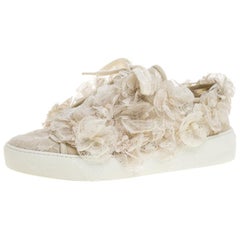 Chanel Cream CC Camellia Lace Low Top Sneakers Taille 36