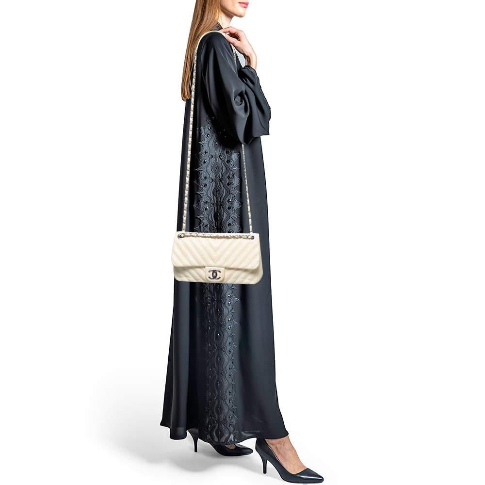 Chanel Cream Chevron Leather Medium Classic Single Flap Bag In Fair Condition In Dubai, Al Qouz 2