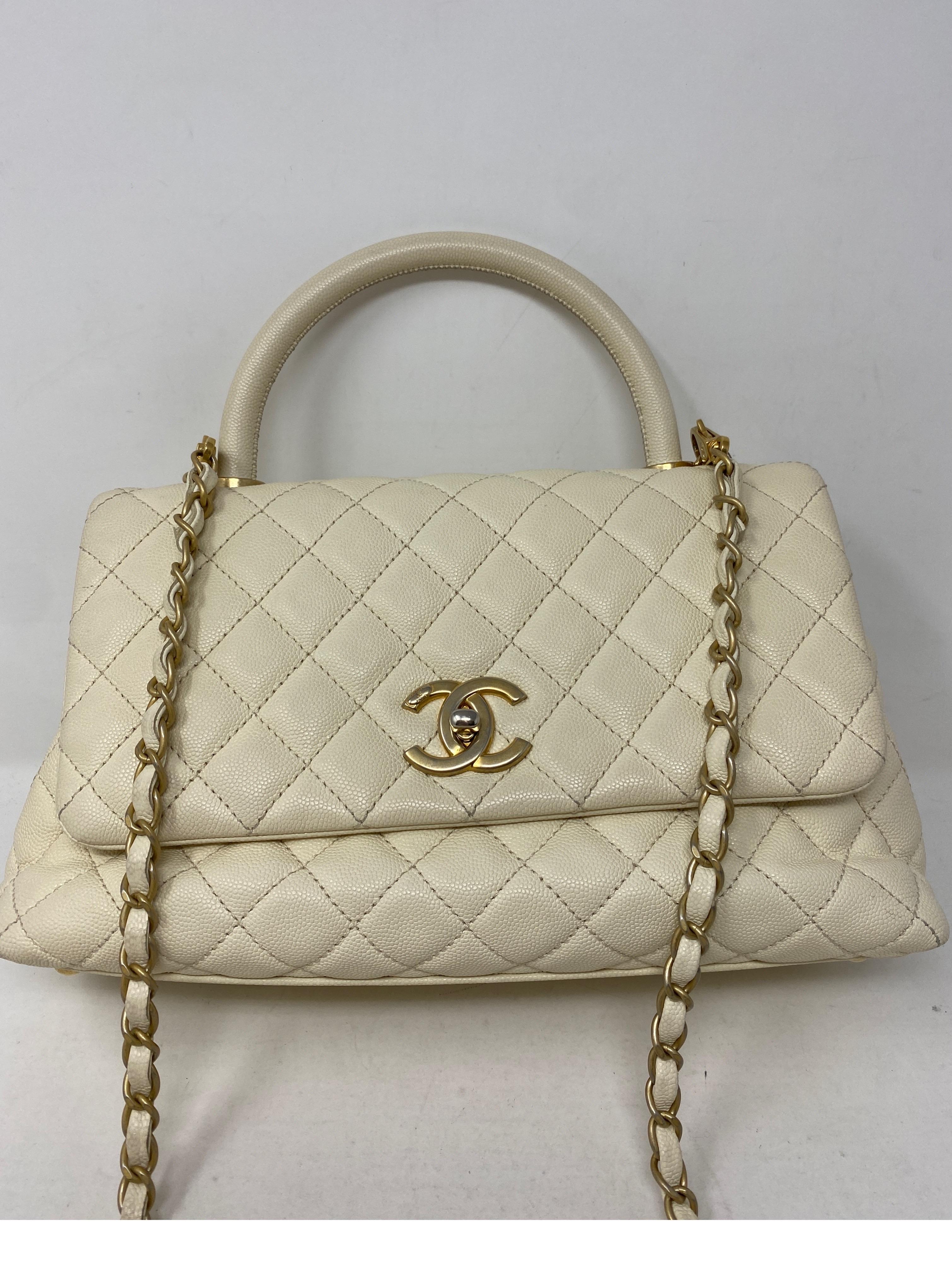 Chanel Creme Coco Henkeltasche. Goldfarbene Hardware. Ordentlicher Zustand. Leichte Abnutzung. Tasche schwer zu finden. Inklusive Echtheitskarte. Garantiert echt.