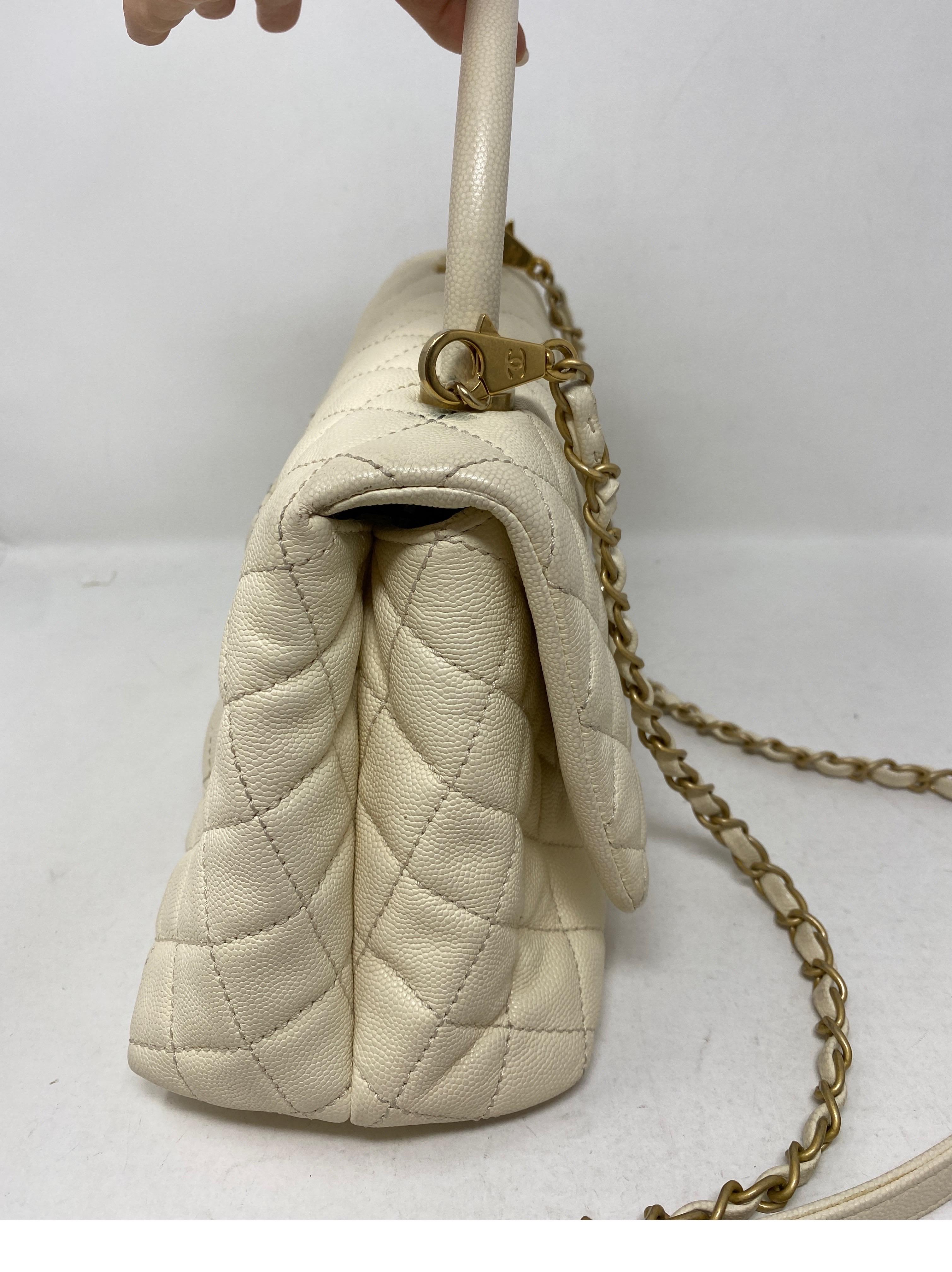 Chanel Creme Coco Henkeltasche im Zustand „Relativ gut“ in Athens, GA