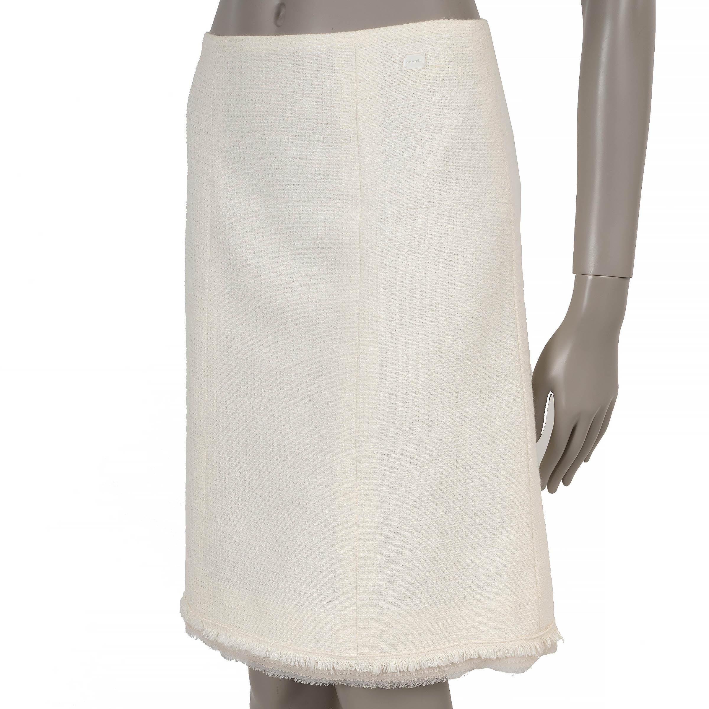 This 100% authentic Chanel skirt in cream tweed cotton (77%) and acrylic (23%) is a timeless piece of understated luxury. Designed with a high-waisted, straight silhouette, it is adorned with delicate fringe and a nude chiffon hem for an