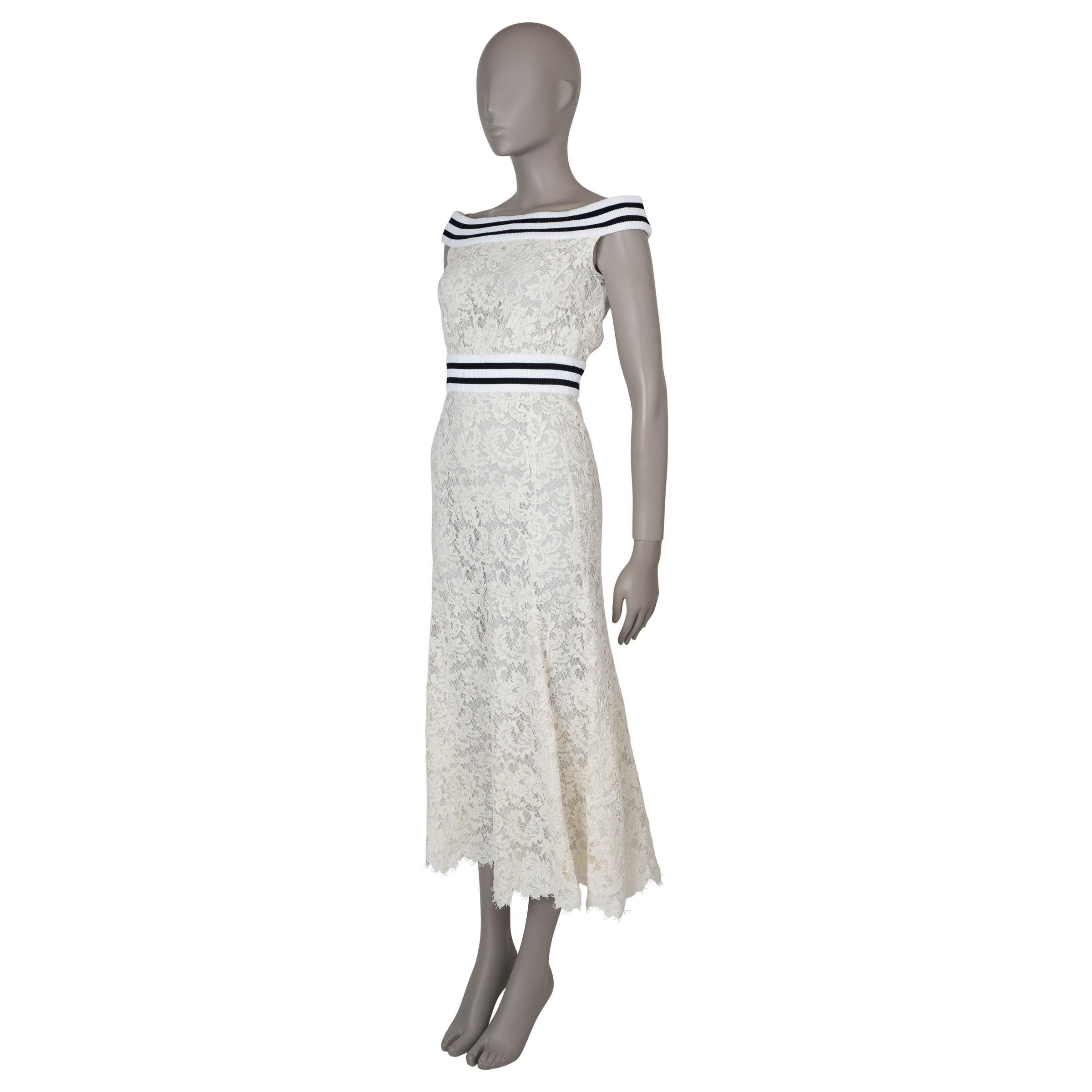 Este maxivestido Chanel 100% auténtico de encaje floral color crema está confeccionado con una lujosa mezcla de algodón (70%), rayón (20%) y nailon (10%) - ten en cuenta que falta la etiqueta de contenido. Presenta una elegante silueta entallada sin