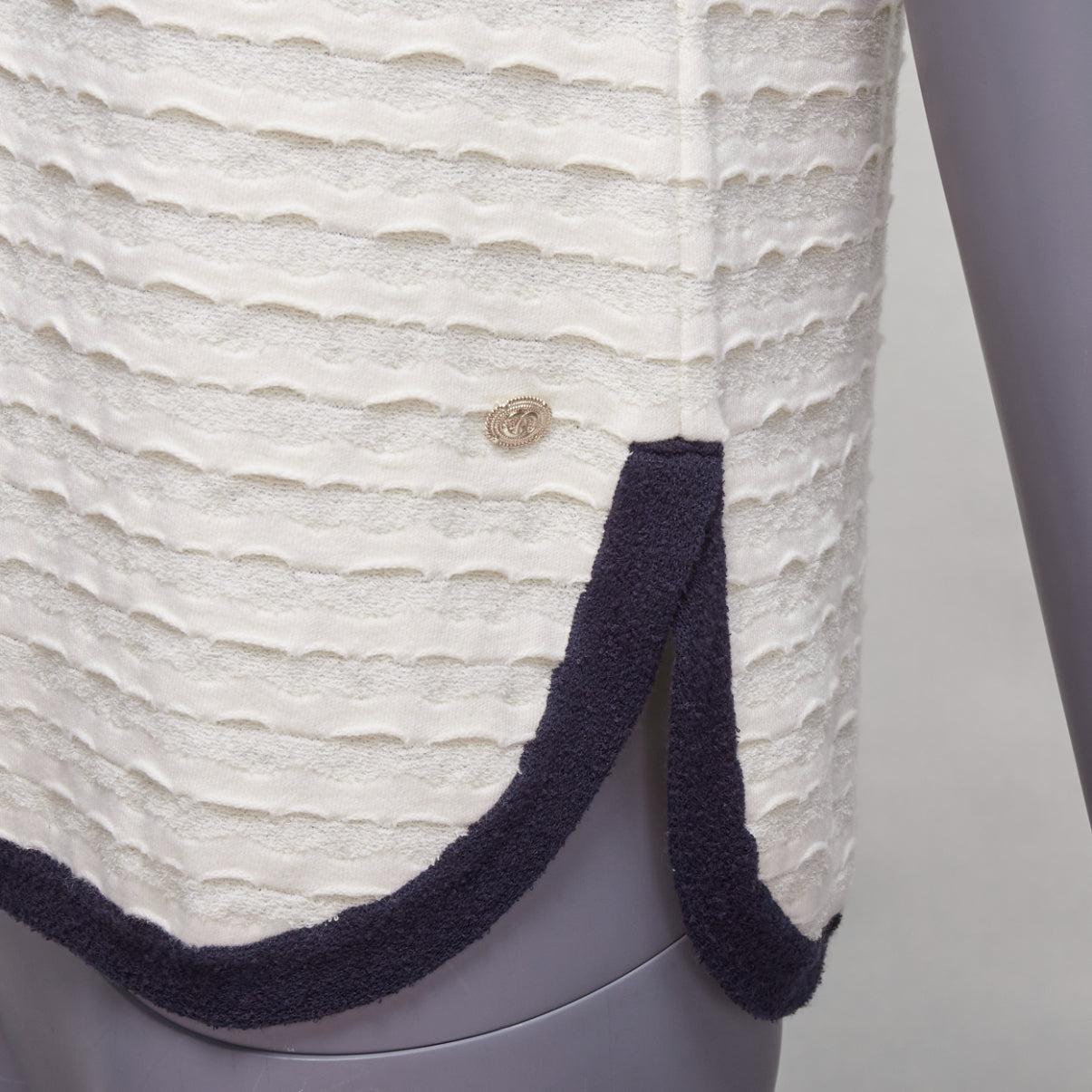 CHANEL cream cotton blend navy towelling trim CC logo knitted vest FR38 M
Reference: CNLE/A00301
Brand: Chanel
Material: Cotton, Blend
Color: Cream, Navy
Pattern: Solid
Closure: Pullover
Extra Details: CC logo button at left hem.
Made in: