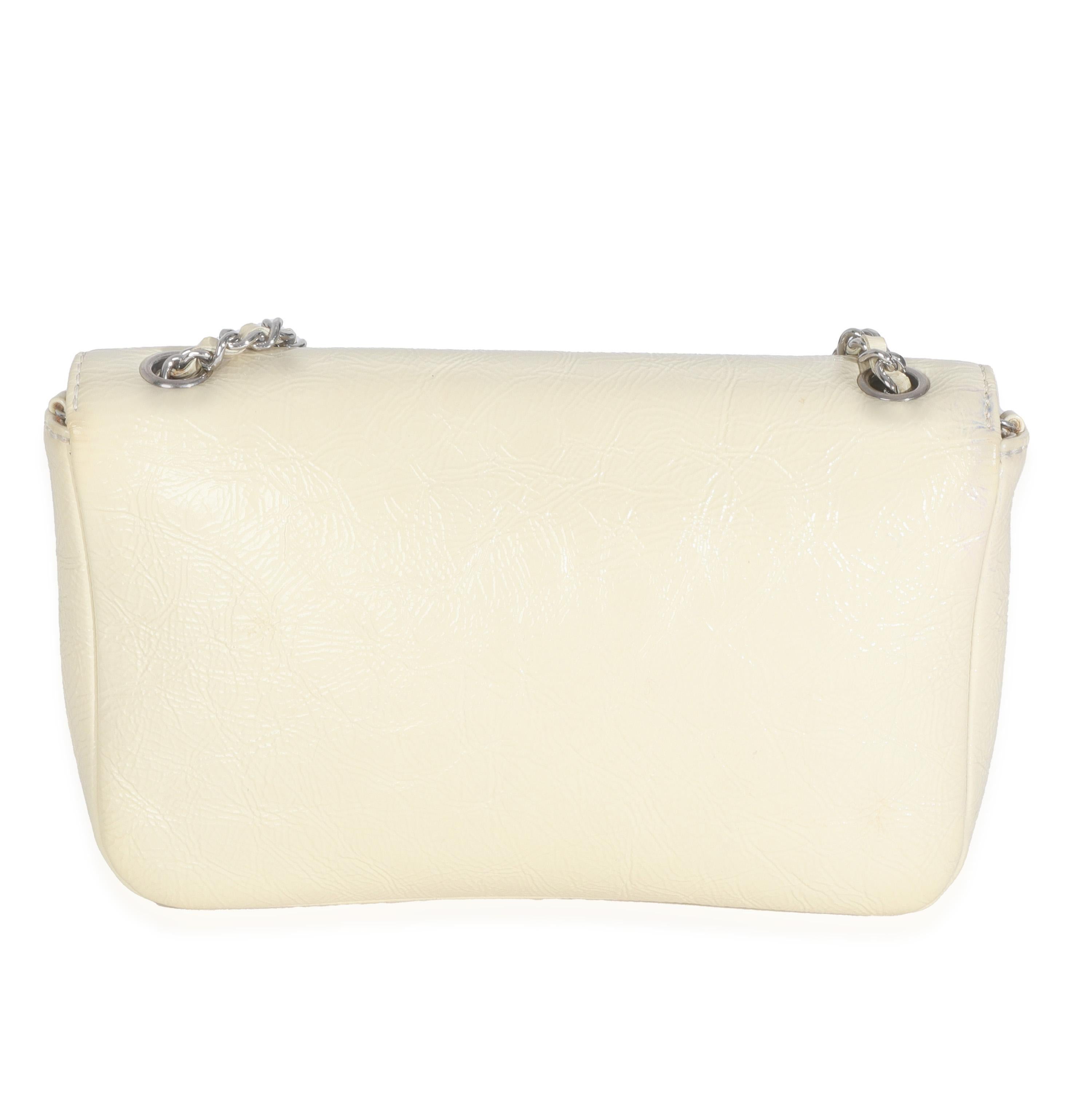 Titre du listing : Chanel Cream Distressed Patent Calfskin Small Frame Single Flap Bag
SKU : 147241
Condit : Usagé 
Description de l'état : Un classique intemporel qui ne se démode jamais, le sac à rabat de Chanel date de 1955 et a connu un certain