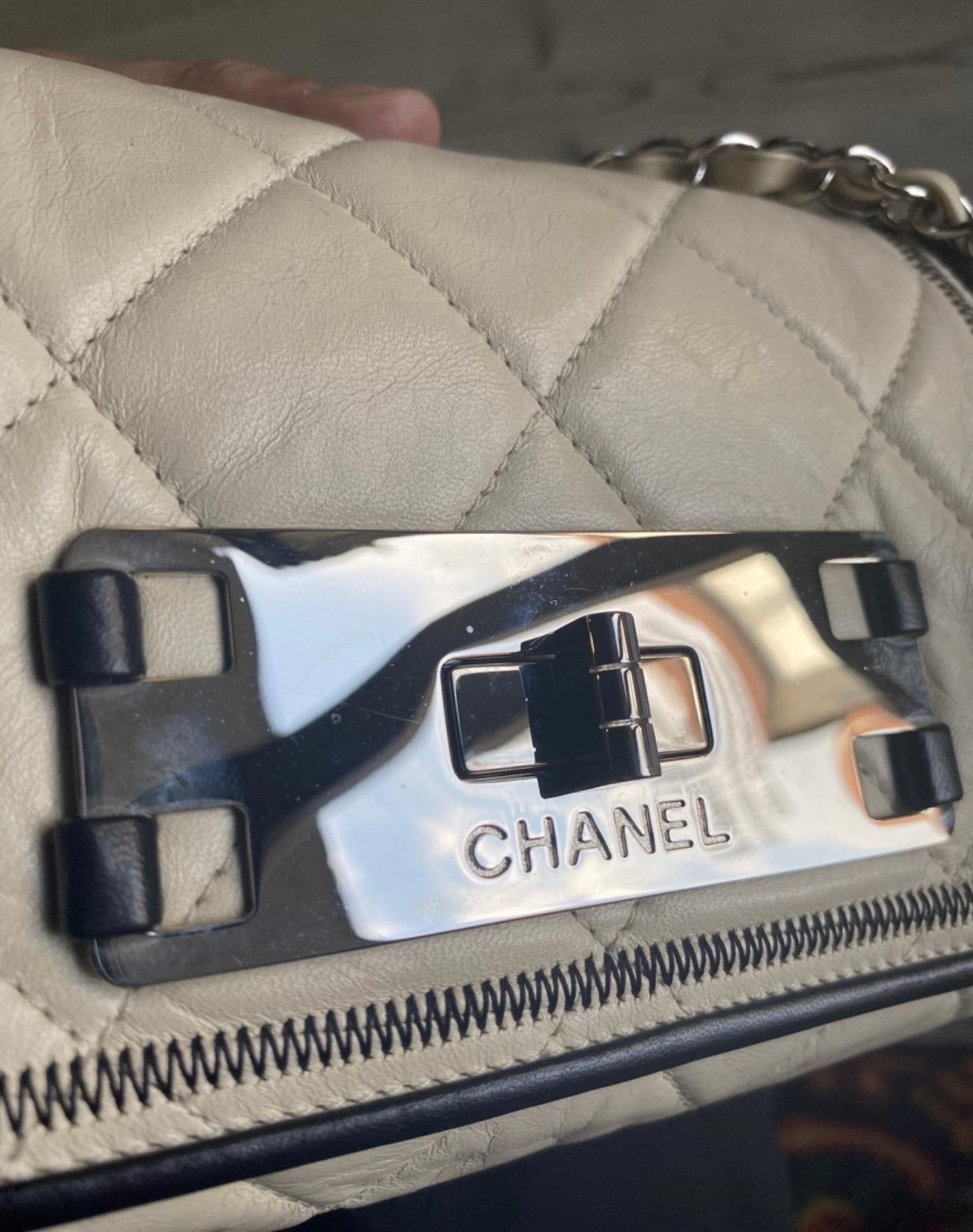 Chanel cream East West Chocolate Bar Bag In Excellent Condition For Sale In Carnate, IT