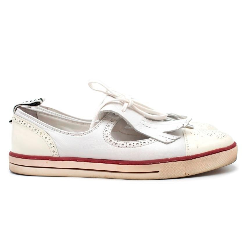 Chanel Cream Brogues

-Tie up brogues with red edging
- Large tassels
- White with cream patent leather toe and ankle caps
- Perforated logo

Approx.

Length - 27cm
Width - 9cm