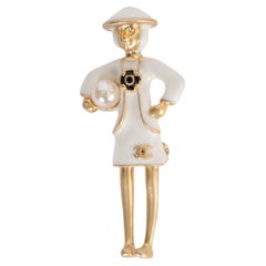 CHANEL crema y esmalte dorado Broche MADAME COCO