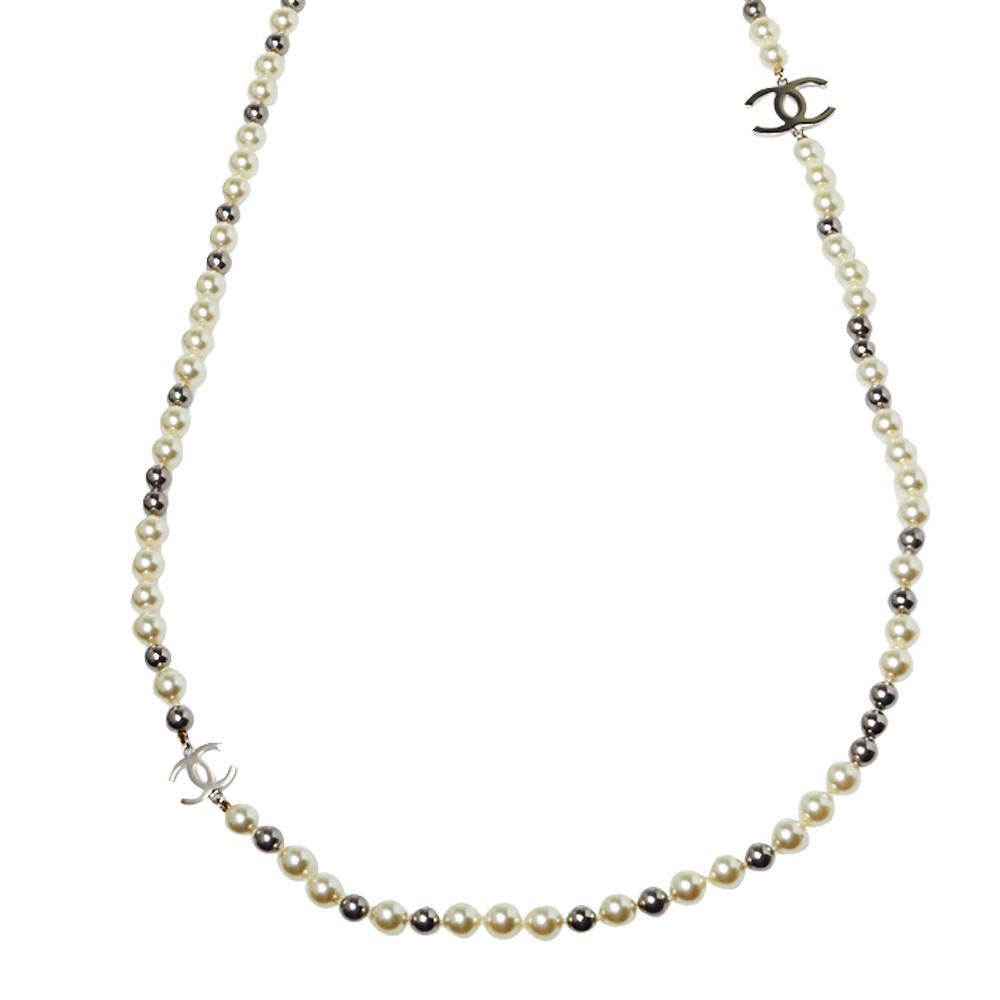 Elegant and stylish, this necklace from Chanel will help you put forward a statement look. It has been crafted from silver-tone metal and styled with cream and grey hued faux pearls. It also carries the iconic CC logo charms and fastens with the