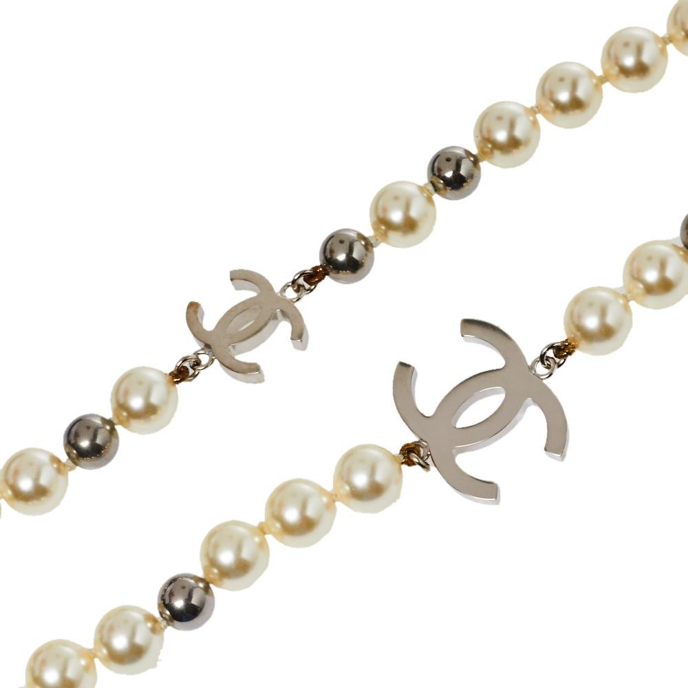 Chanel Cream & Grey Faux Pearls CC Charm Necklace In Good Condition In Dubai, Al Qouz 2