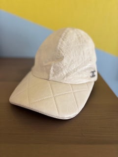 Casquette de baseball Chanel en cuir de vache ivoire, avec logo CC, taille S, fabriquée en Italie