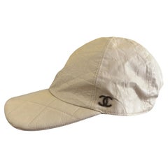 Casquette de baseball Chanel en cuir de vache ivoire, avec logo CC, taille S, fabriquée en Italie