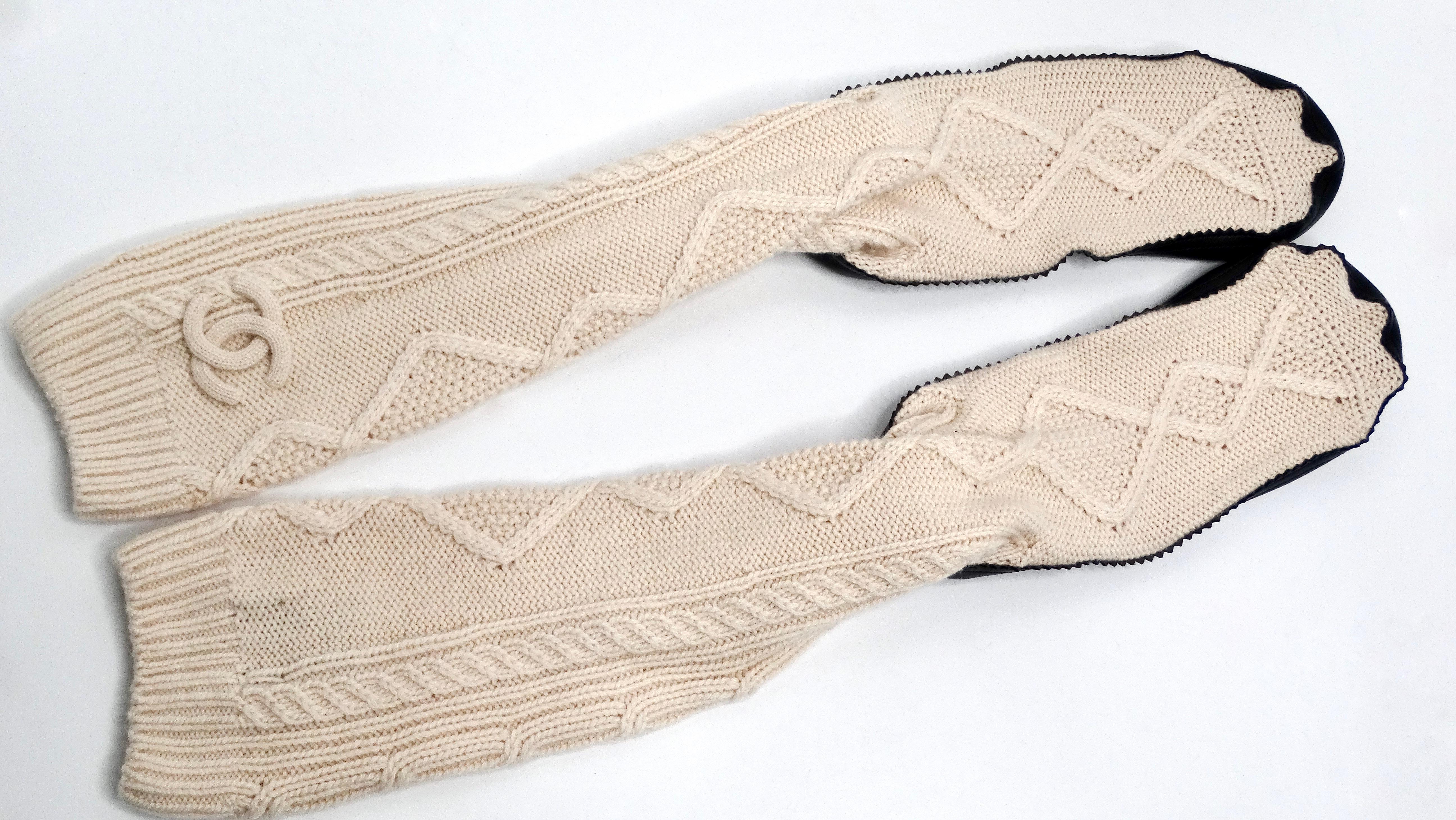 Indulge in luxury with the Chanel Cream Knit Cashmere Interlocking CC Logo Sock Slipper & Blanket Set, a quintessential collection for the sophisticated connoisseur. Presented in a chic cream cashmere drawstring bag adorned with the iconic black CC