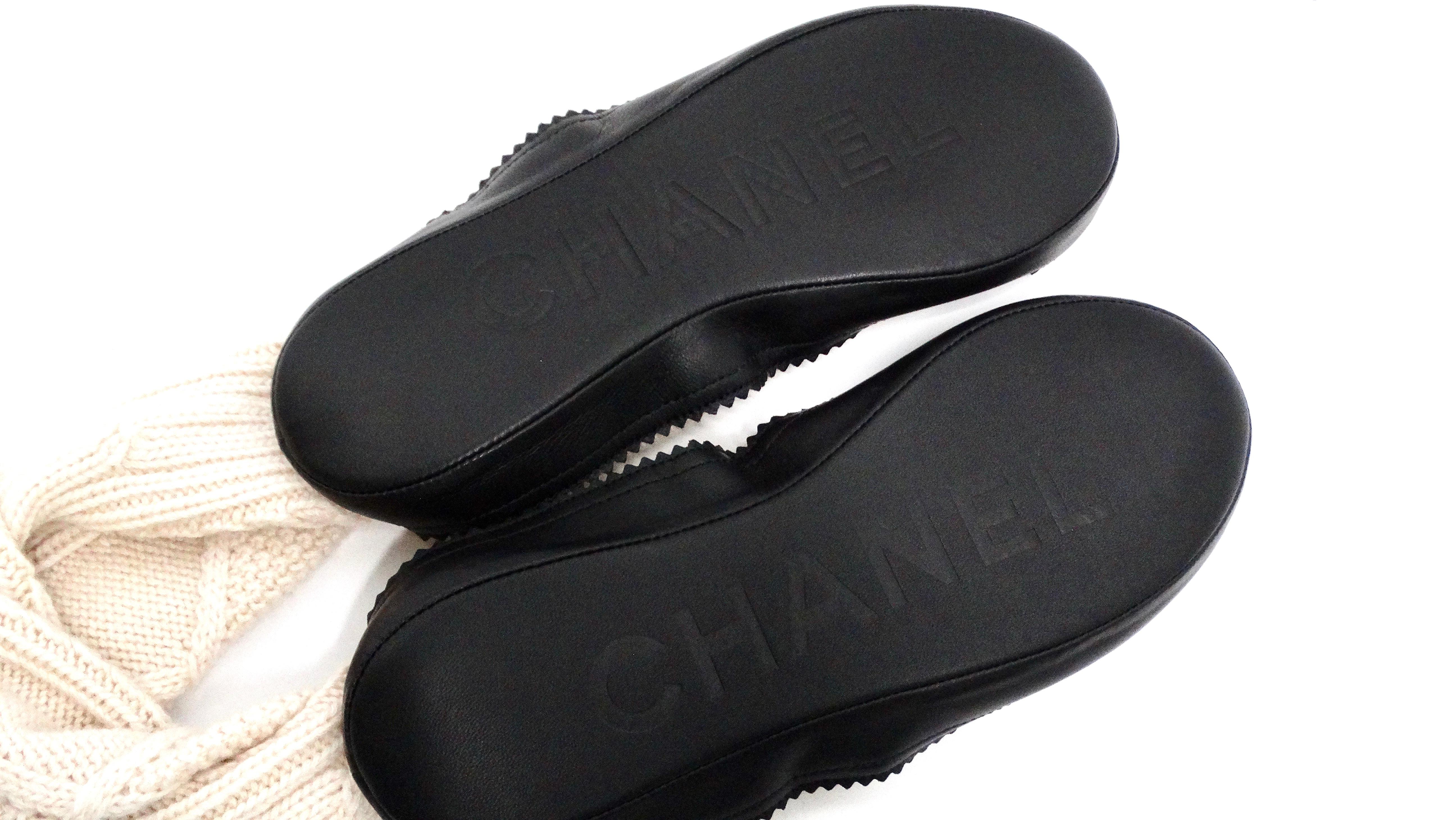 Women's Chanel Cream Knit Cashmere Interlocking CC Logo Sock Slipper & Blanket Set For Sale