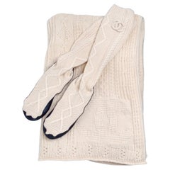 Chanel Juego de Calcetines y Manta de Punto Crema de Cachemira con Logo CC Entrelazado
