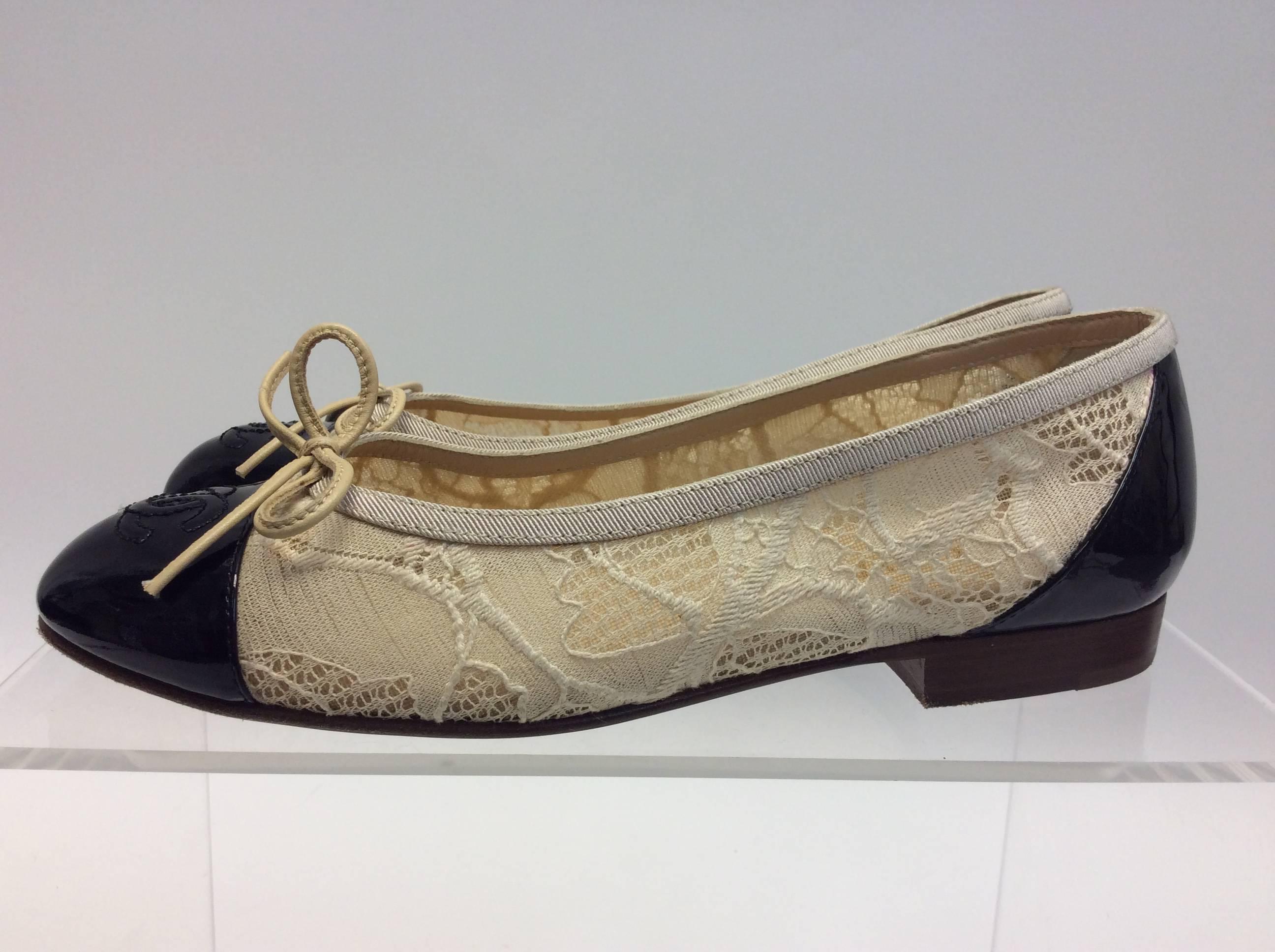 Chanel Cream Lace Flats
$299
Made in Italy
Size 35