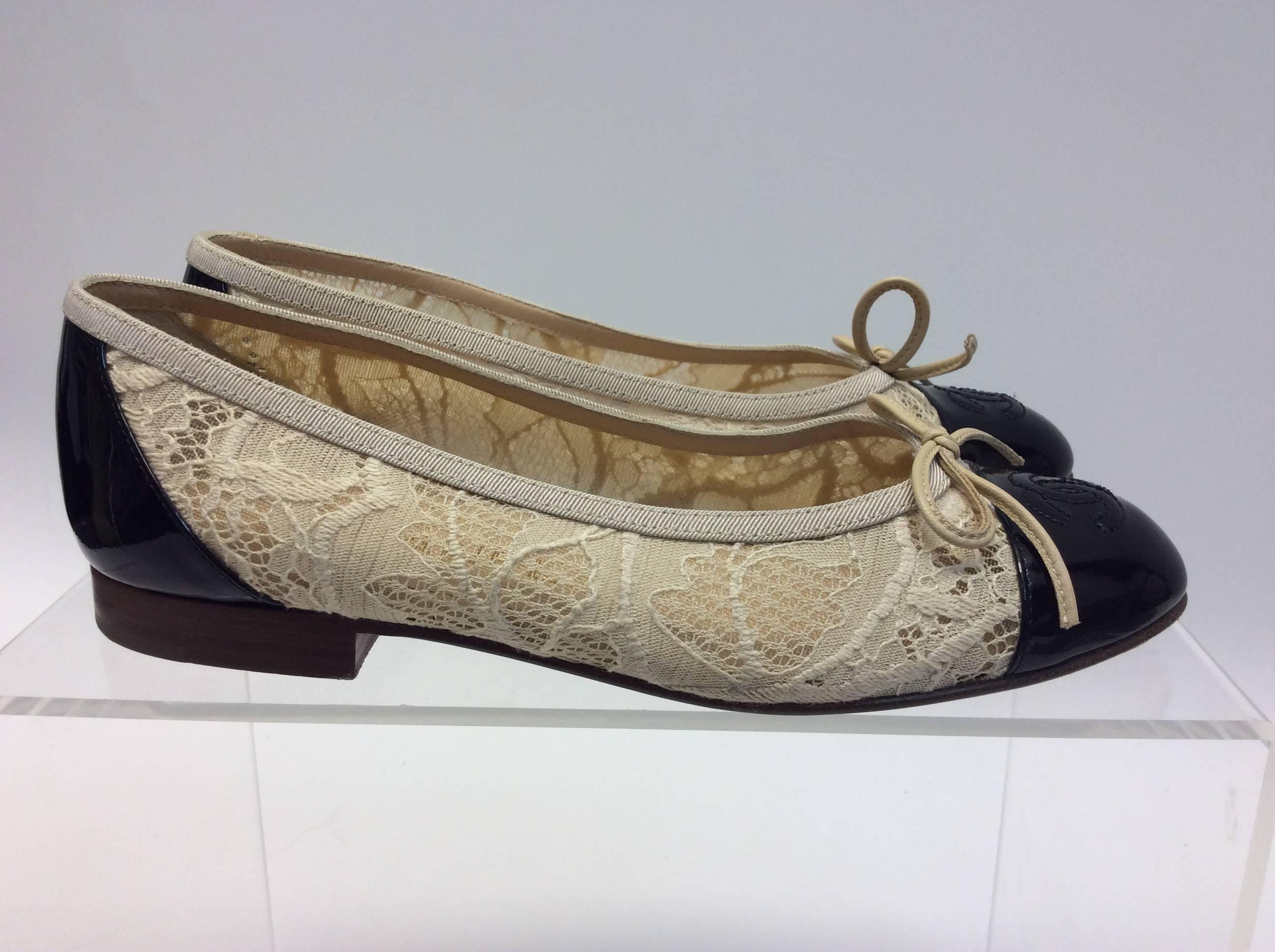 Chanel Cream Lace Flats In Excellent Condition For Sale In Narberth, PA