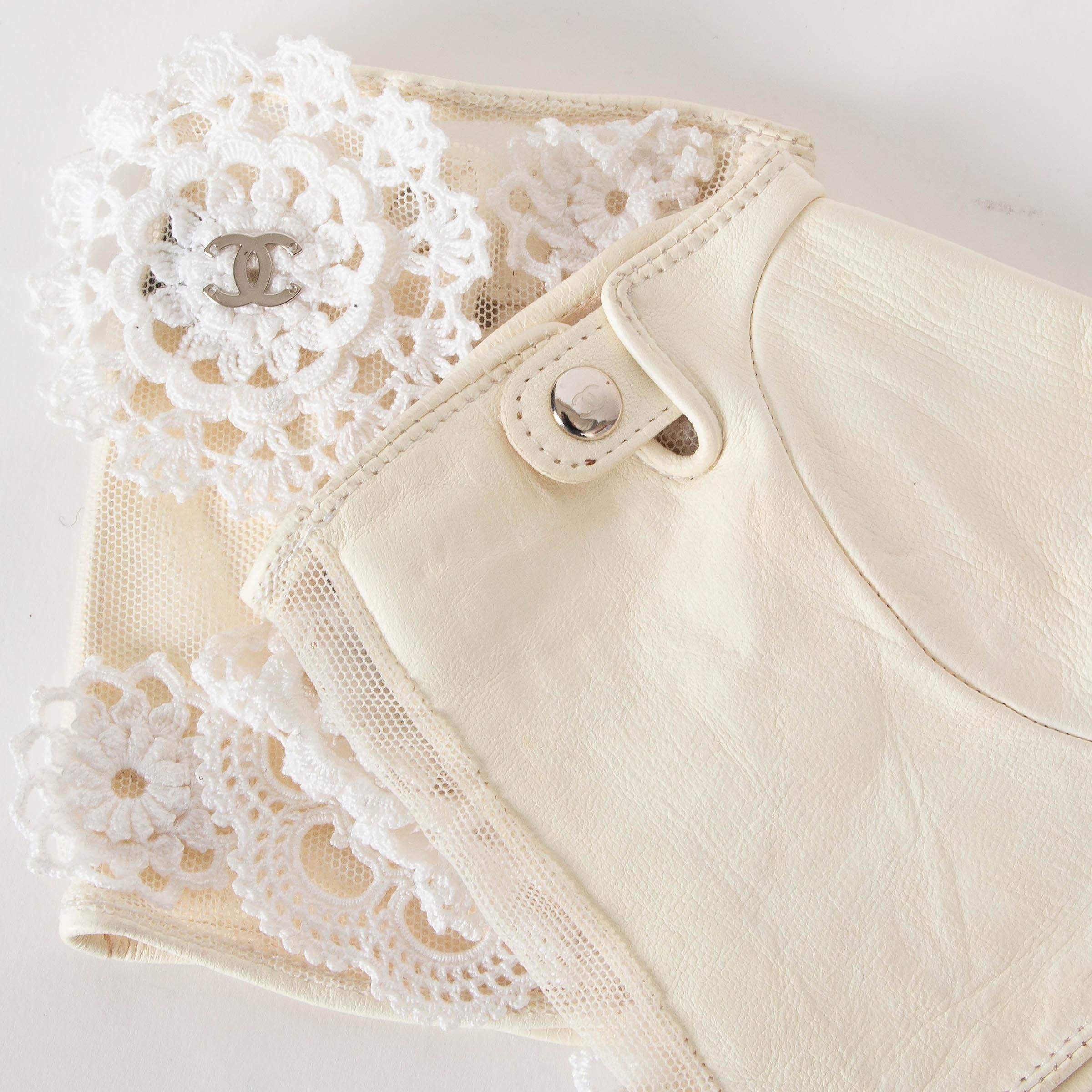 Beige CHANEL cream LACE & LEATHER FINGERLESS Gloves 7.5 For Sale