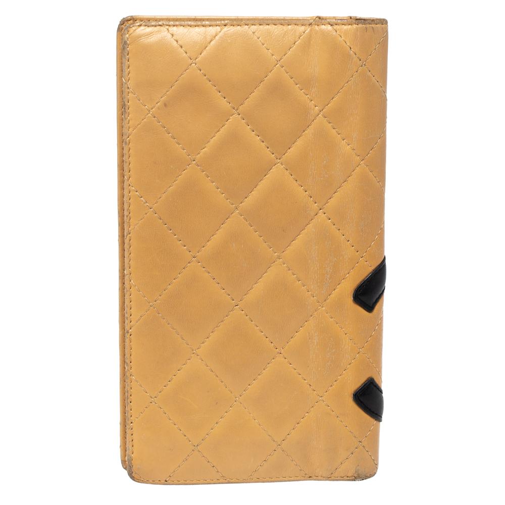 This Chanel Cambon Ligne wallet is conveniently designed for everyday use. Crafted from leather, the exterior has the iconic quilt pattern. This bifold wallet opens to reveal multiple slots and slip pockets, for you to neatly arrange your cards and