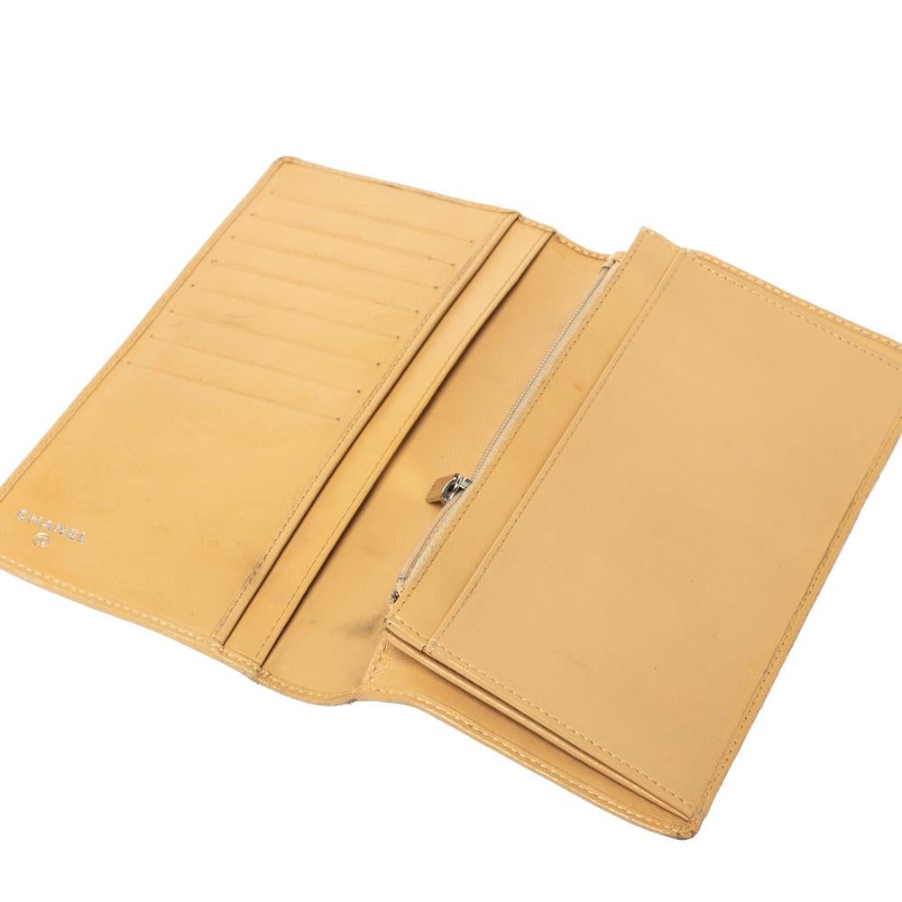 Chanel Cream Leather Cambon Ligne Bifold Wallet In Good Condition In Dubai, Al Qouz 2