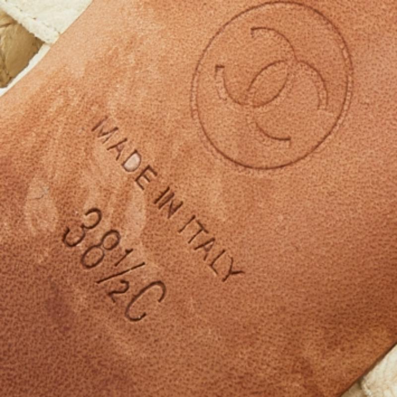Chanel, l'une des plus célèbres maisons de couture, est connue pour son savoir-faire artisanal en matière de fabrication de chaussures. Confectionné en cuir dans une teinte crème, ce modèle à brides ornera vos pieds de la plus belle des manières.