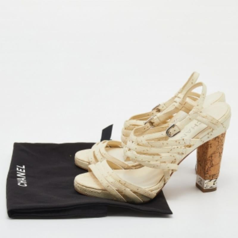 Beige Chanel - Sandales en cuir crème à talon bloc en liège et ornées de chaînes - Taille 38,5 en vente