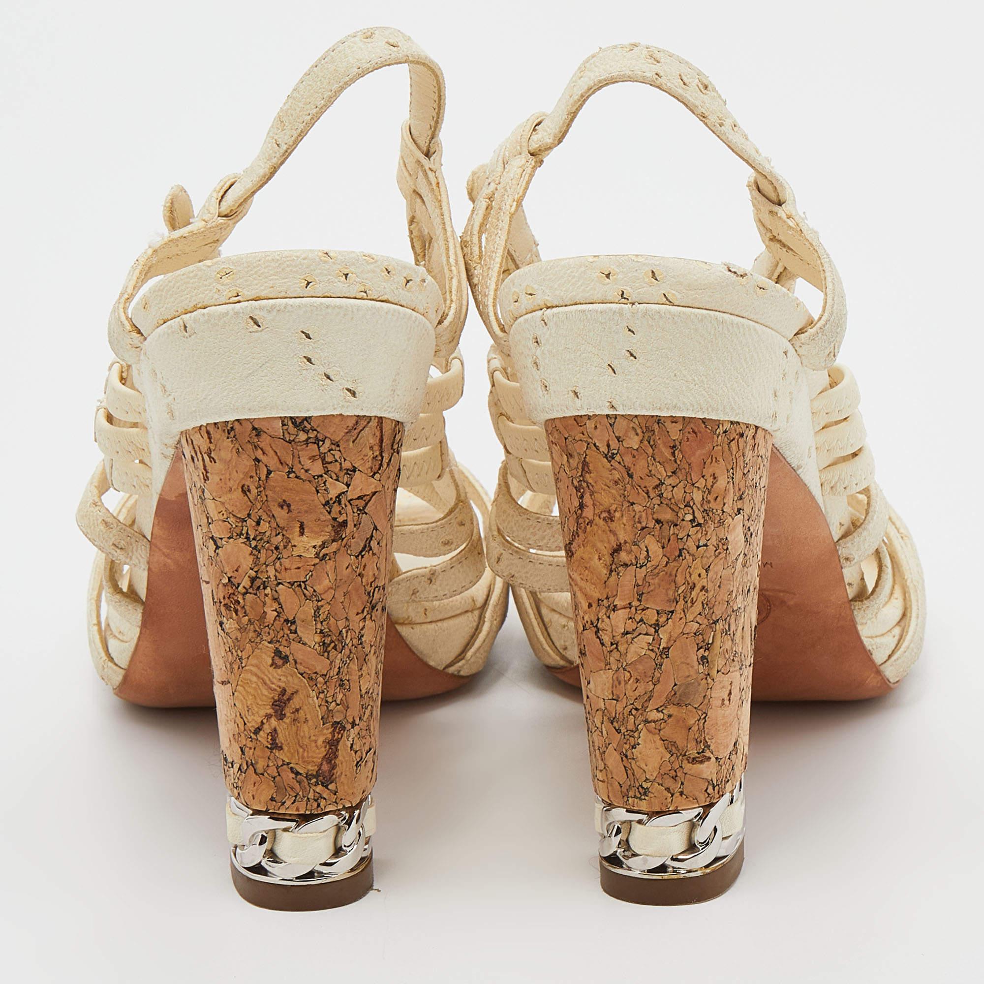 Beige Chanel - Sandales à talons à lanières en cuir crème ornées de chaînes en liège, taille 38,5 en vente