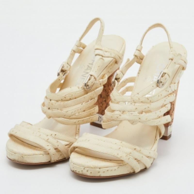 Chanel - Sandales en cuir crème à talon bloc en liège et ornées de chaînes - Taille 38,5 État moyen - En vente à Dubai, Al Qouz 2