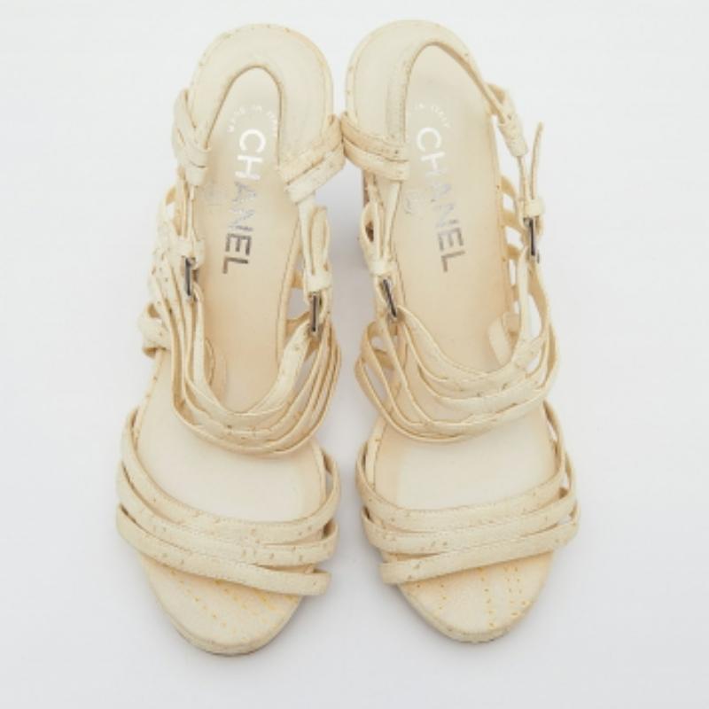 Chanel - Sandales en cuir crème à talon bloc en liège et ornées de chaînes - Taille 38,5 Pour femmes en vente