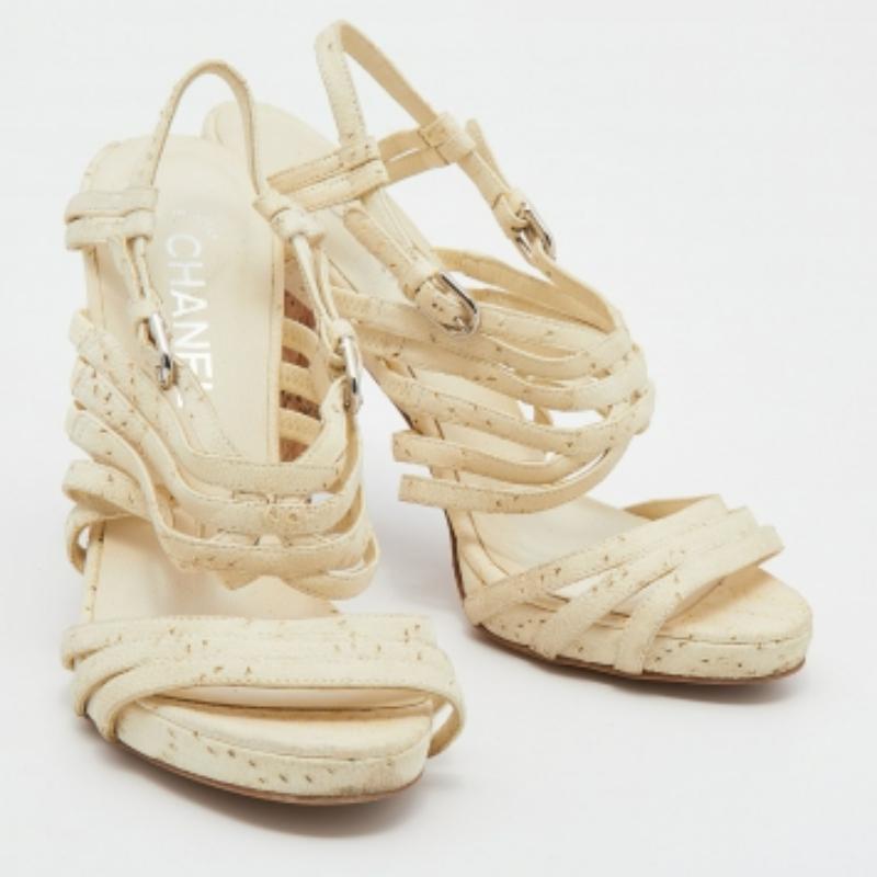 Chanel - Sandales en cuir crème à talon bloc en liège et ornées de chaînes - Taille 38,5 en vente 1