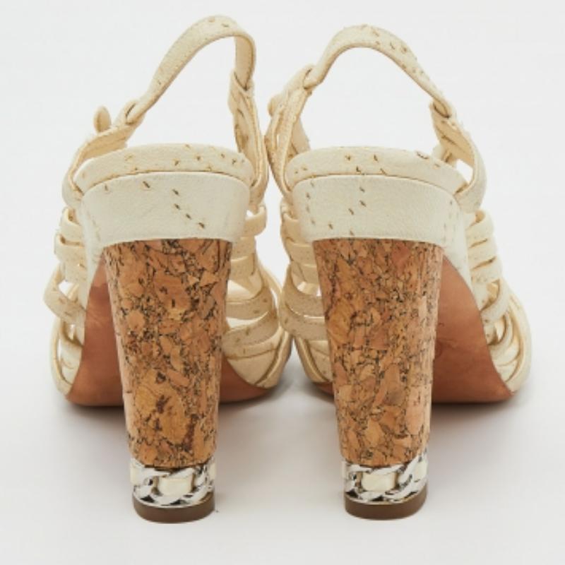 Chanel - Sandales en cuir crème à talon bloc en liège et ornées de chaînes - Taille 38,5 en vente 3