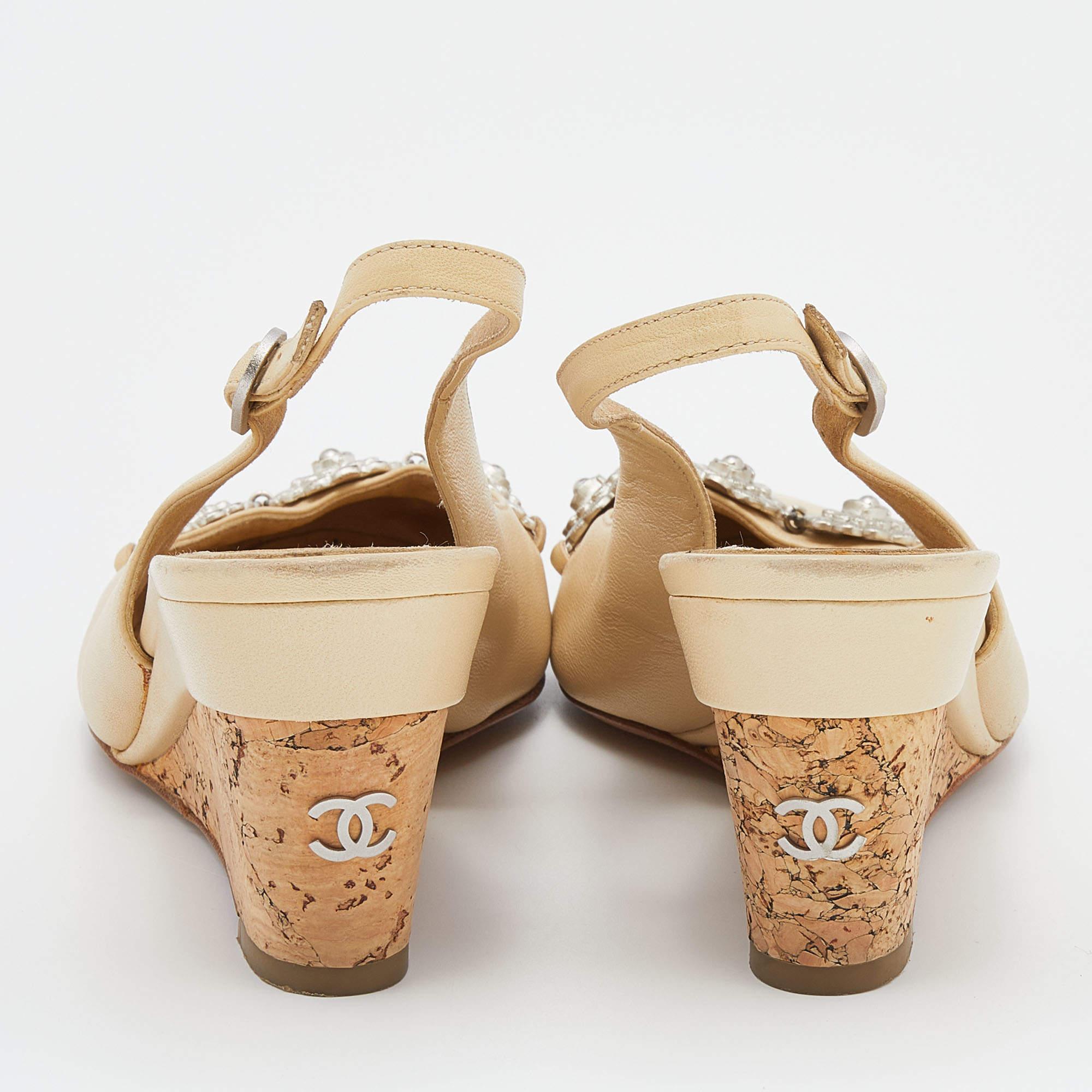 Beige Chanel Cream Leather Cork Wedge Heel Slingback Sandals Size 37 (Sandales à talon compensé en liège) en vente