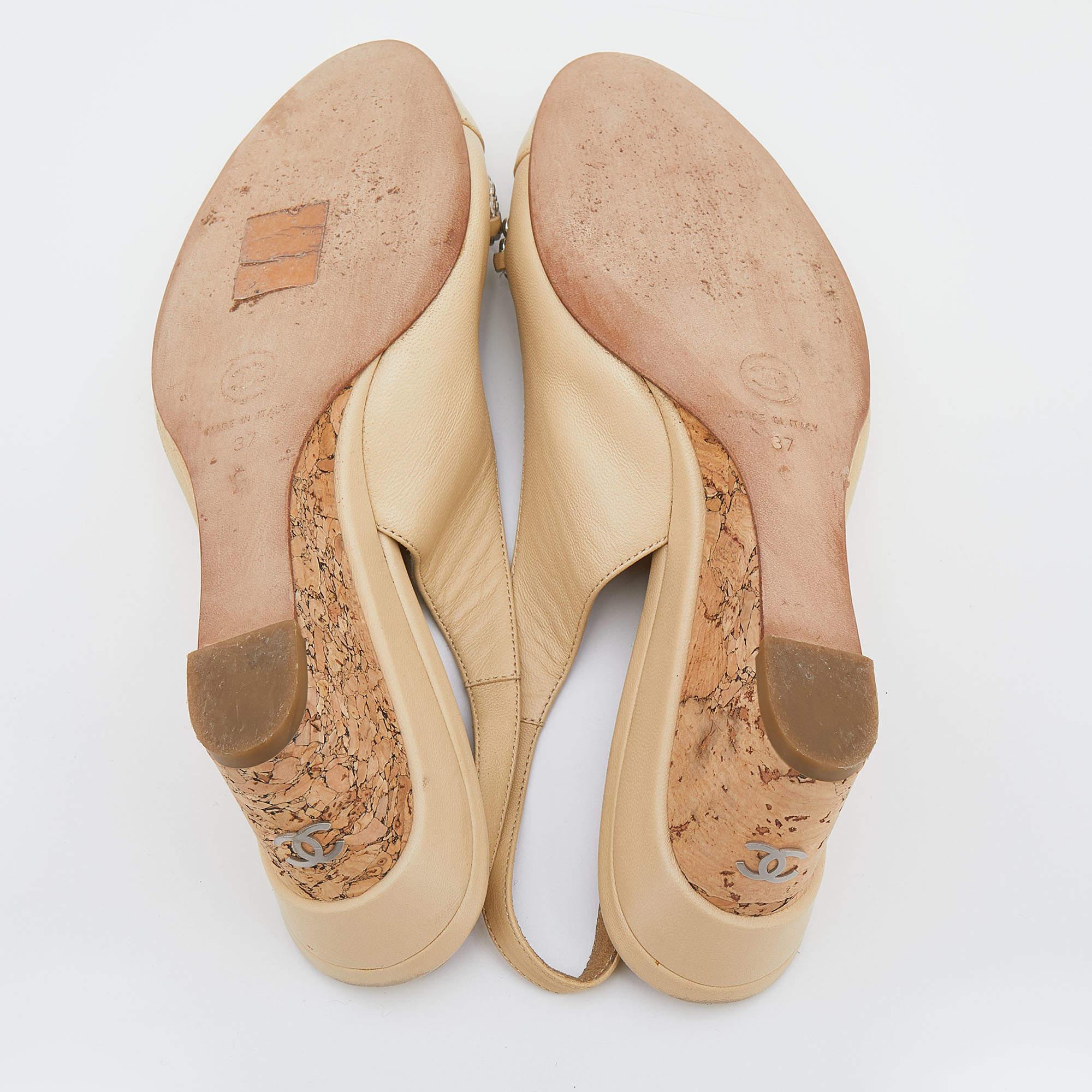 Chanel Cream Leather Cork Wedge Heel Slingback Sandals Size 37 (Sandales à talon compensé en liège) en vente 1