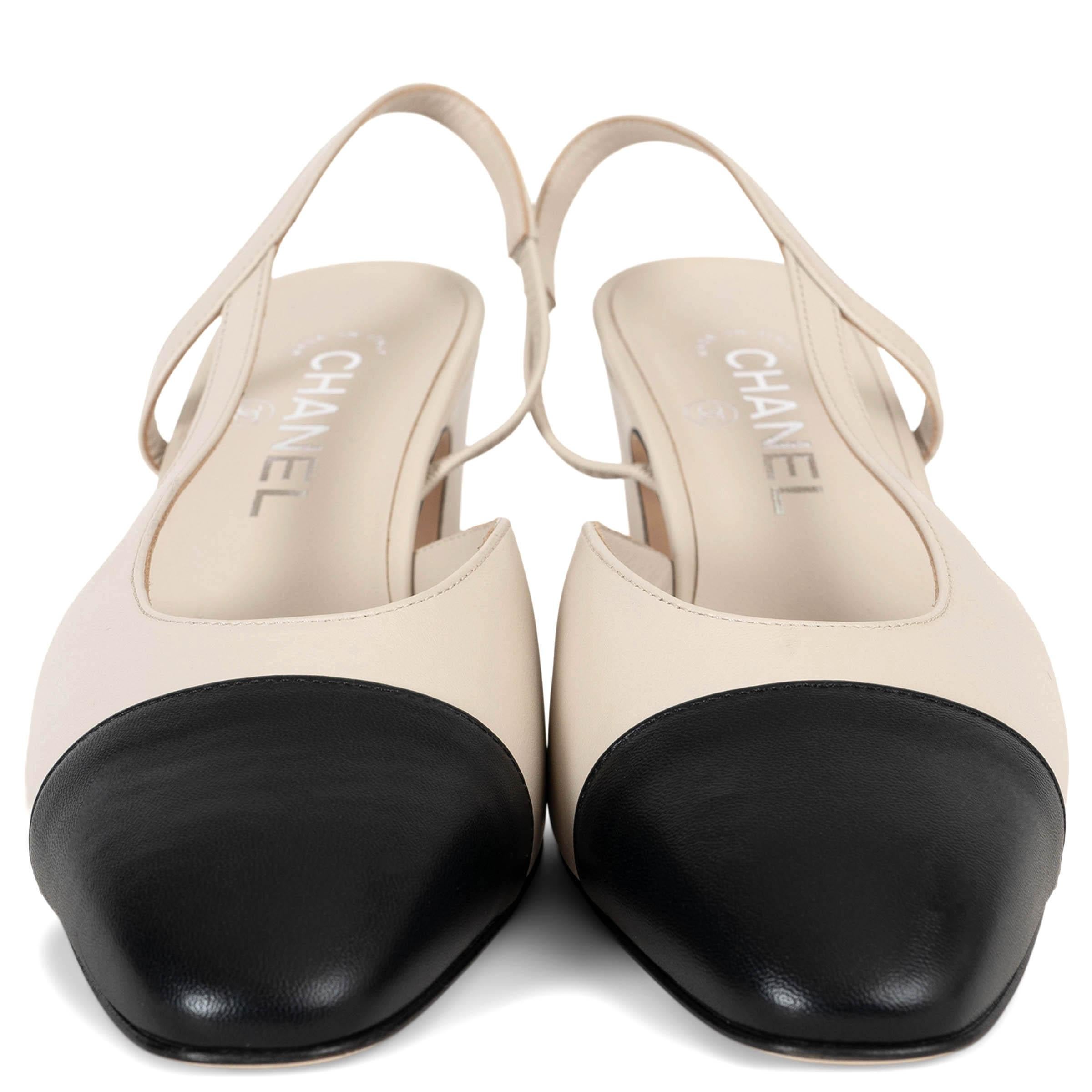 Estos zapatos de tacón slingback 100% auténticos de Chanel están fabricados en piel de cabra crema de primera calidad con puntera de grosgrain negro en contraste, ofreciendo un look atemporal y sofisticado. Diseñados con una tira elástica para un