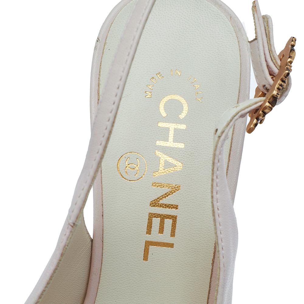 Combining comfort with elegance, these Chanel slingback sandals are a wardrobe essential. Crafted in cream leather, the sandals feature an open-toe design. The sandals have well-carved gold-tone heels. These elegant sandals can be worn with any