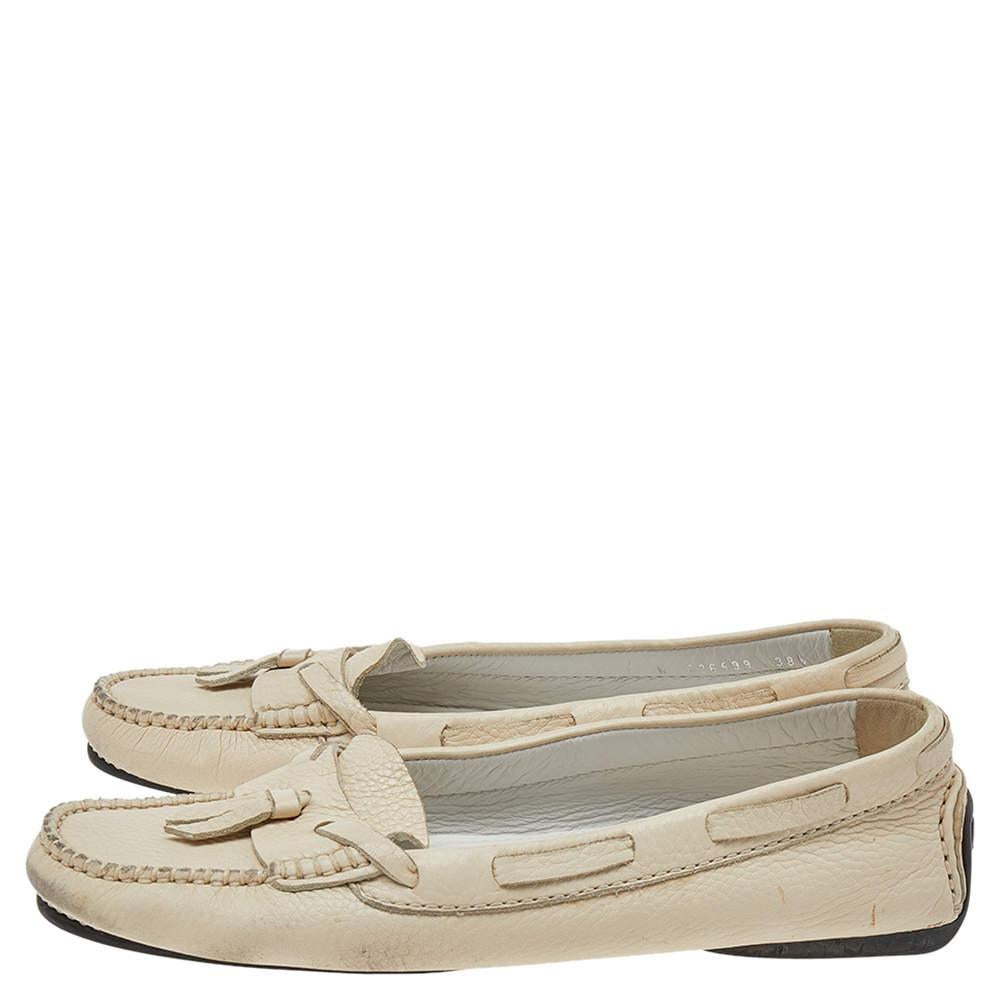 Chanel Cream Leather Slip on Loafers Size 38.5 In Good Condition For Sale In Dubai, Al Qouz 2