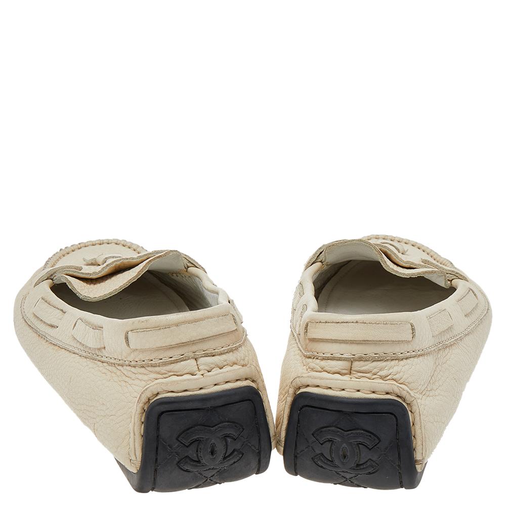 Chanel Cream Leather Slip on Loafers Size 38.5 In Good Condition For Sale In Dubai, Al Qouz 2