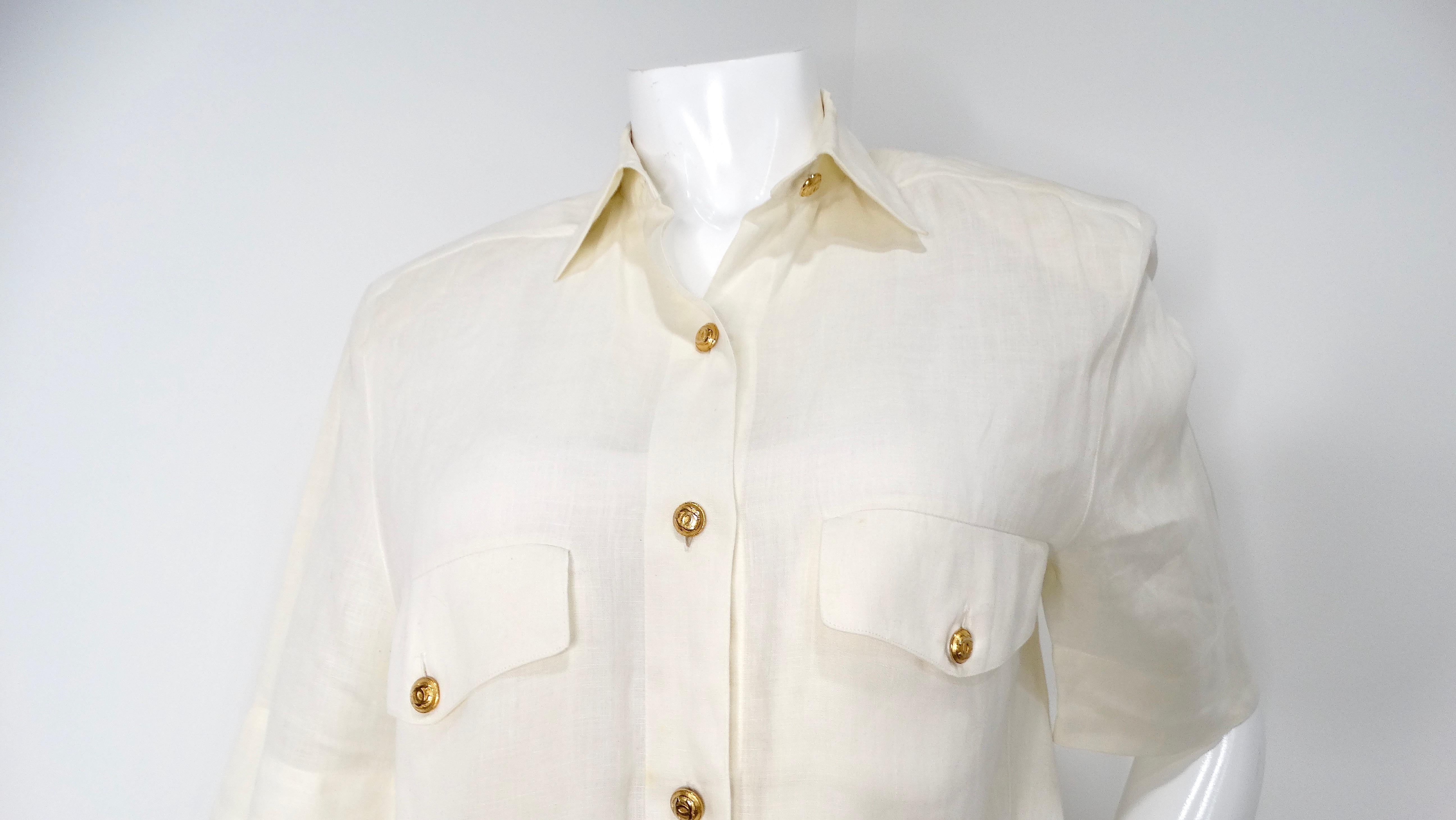 Grigio Camicetta a maniche corte Chanel Cream Linen Interlocking CC Button-Up, circa anni '80 in vendita