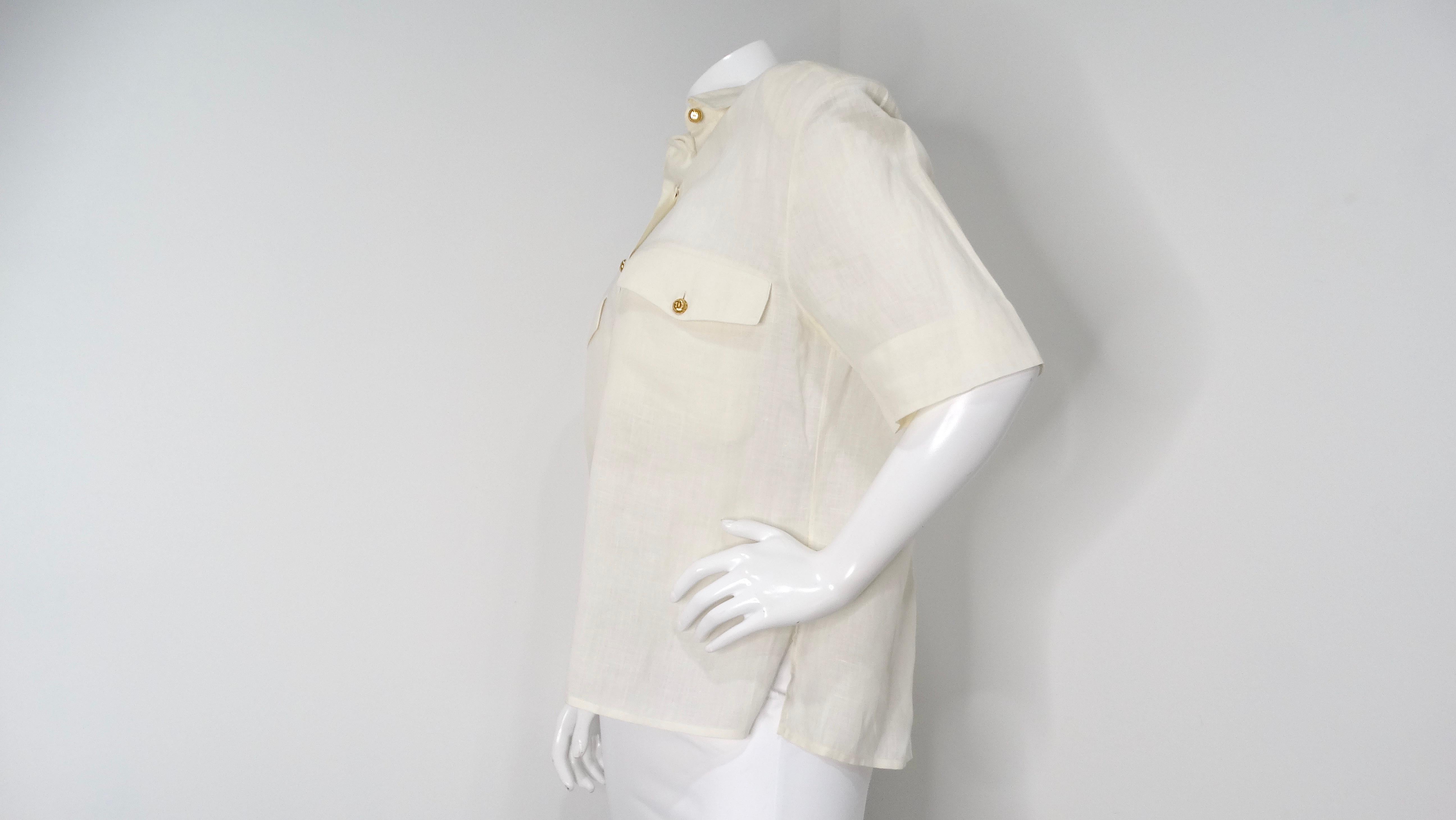 Donna Camicetta a maniche corte Chanel Cream Linen Interlocking CC Button-Up, circa anni '80 in vendita