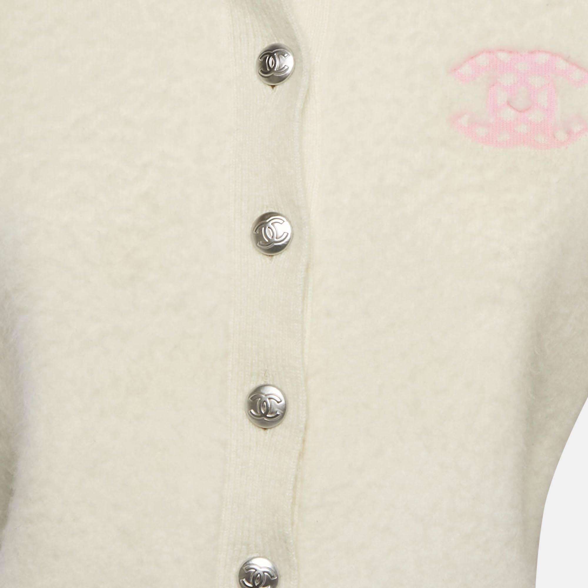 Chanel Cream Logo Embossed Cashmere and Rin Knit Buttoned Cardigan S In Excellent Condition For Sale In Dubai, Al Qouz 2