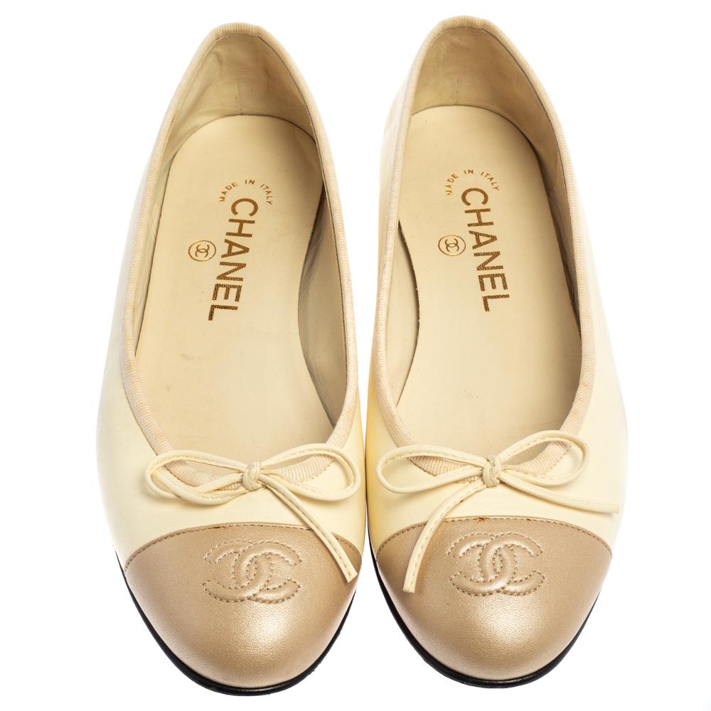 A pair of chic ballet flats for you to elevate your style! These Chanel flats come crafted from cream leather and feature the iconic CC logo detailed on the metallic beige cap toes. They flaunt delicate bows on the uppers and come equipped with