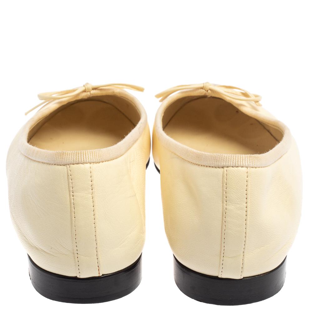 Chanel Cream/Metallic Beige Leather CC Cap Toe Bow Ballet Flats Size 37.5 In Good Condition In Dubai, Al Qouz 2