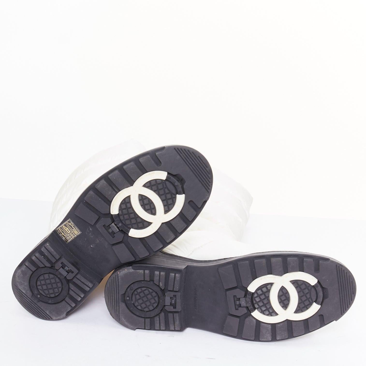 Bottes de neige CHANEL en nylon crème avec logo CC, rembourrées sur le côté et bordées de noir EU37.5 en vente 5