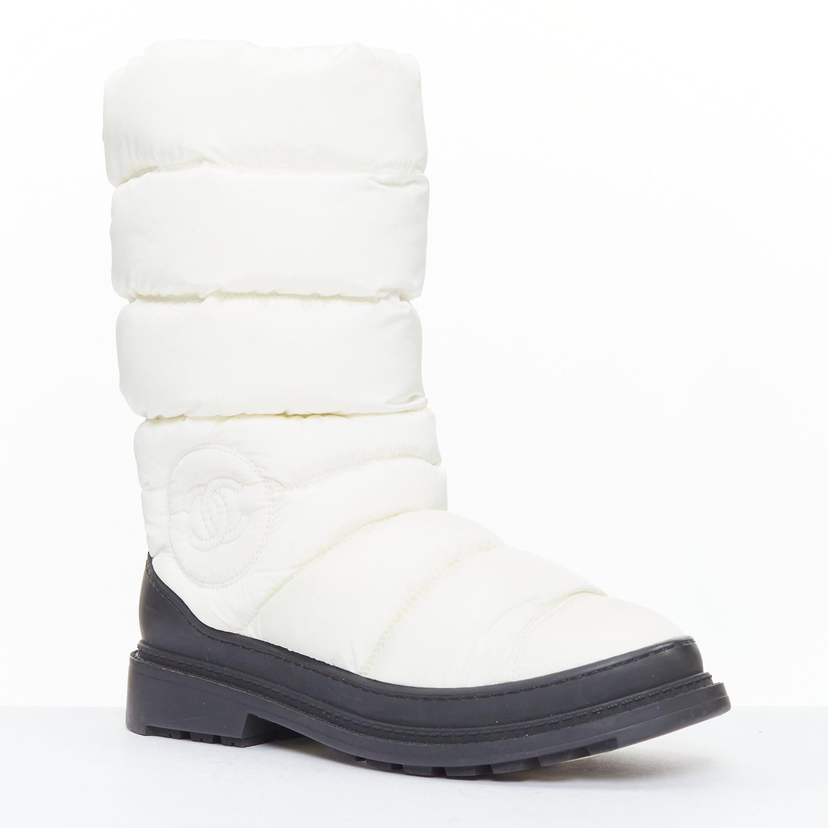 Bottes de neige CHANEL en nylon crème avec logo CC, rembourrées sur le côté et bordées de noir EU37.5
Référence : TGAS/E00714
Marque : Chanel
Designer : Karl Lagerfeld
MATERIAL : Nylon
Couleur : Crème, Noir
Motif : Solide
Fermeture : Slip