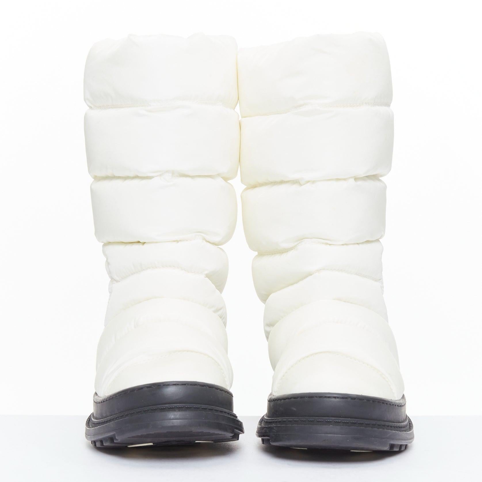 Noir Bottes de neige CHANEL en nylon crème avec logo CC, rembourrées sur le côté et bordées de noir EU37.5 en vente