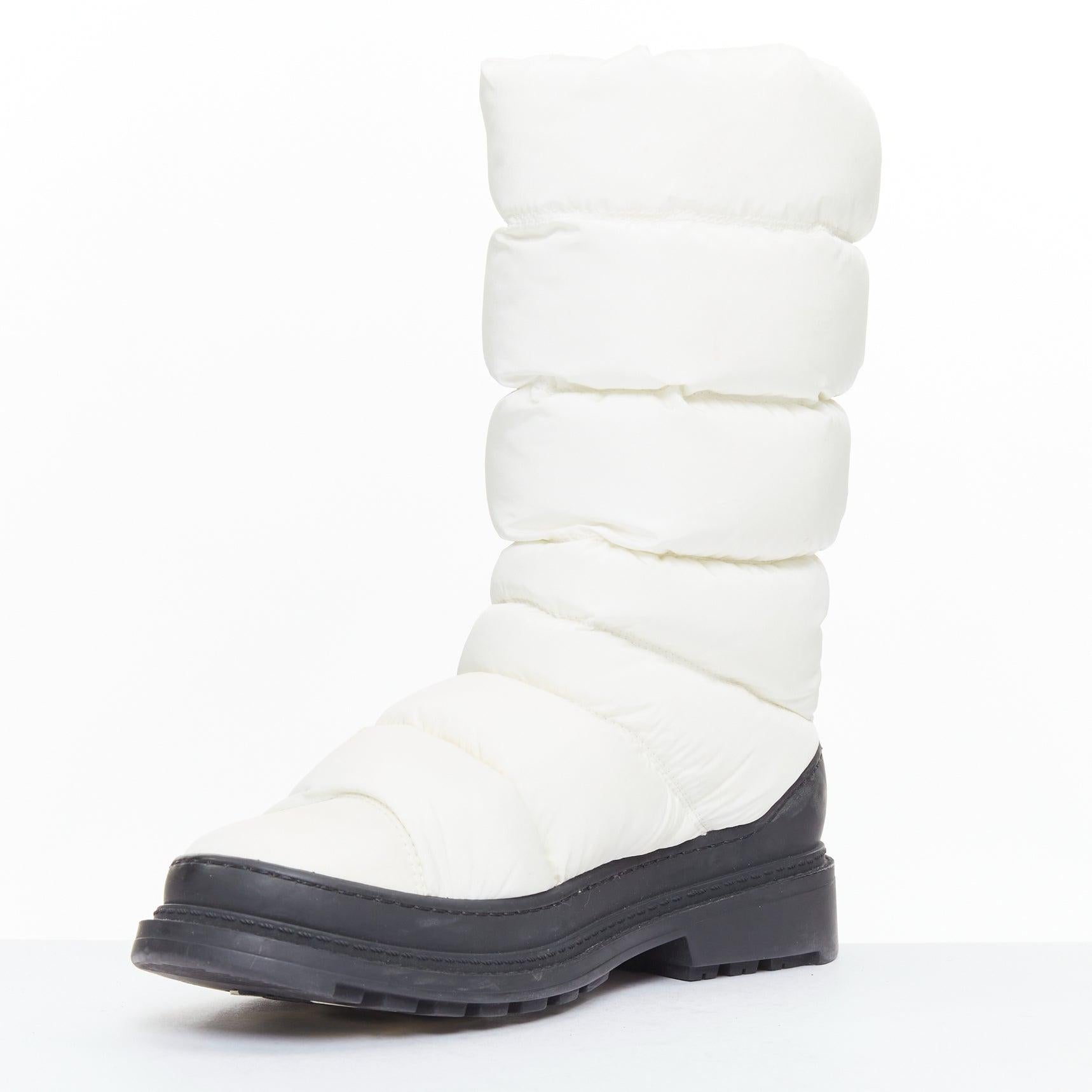 Bottes de neige CHANEL en nylon crème avec logo CC, rembourrées sur le côté et bordées de noir EU37.5 Bon état - En vente à Hong Kong, NT