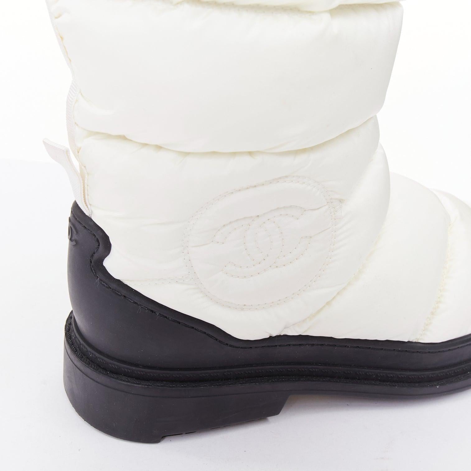 Bottes de neige CHANEL en nylon crème avec logo CC, rembourrées sur le côté et bordées de noir EU37.5 en vente 1