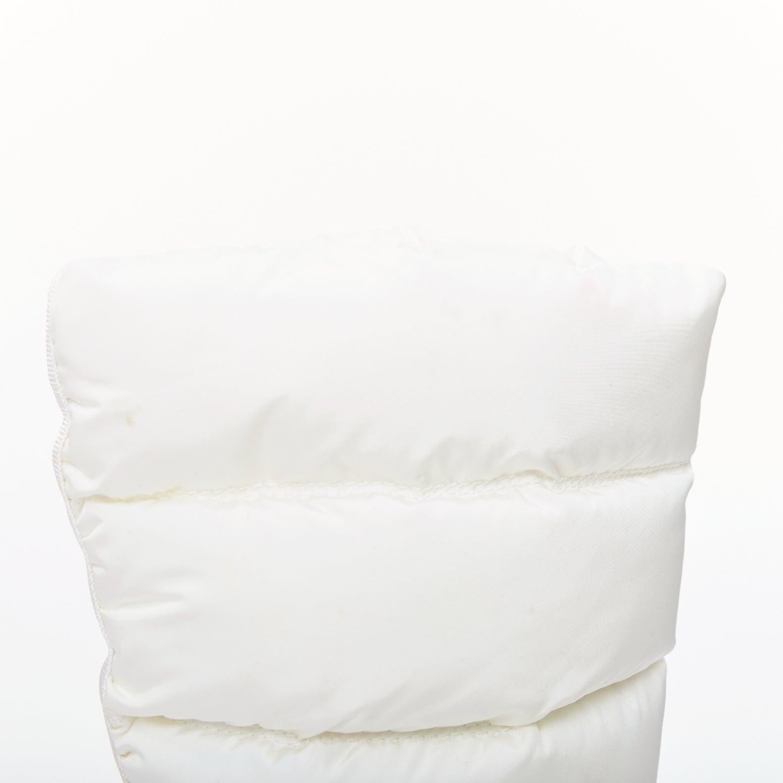 Bottes de neige CHANEL en nylon crème avec logo CC, rembourrées sur le côté et bordées de noir EU37.5 en vente 2