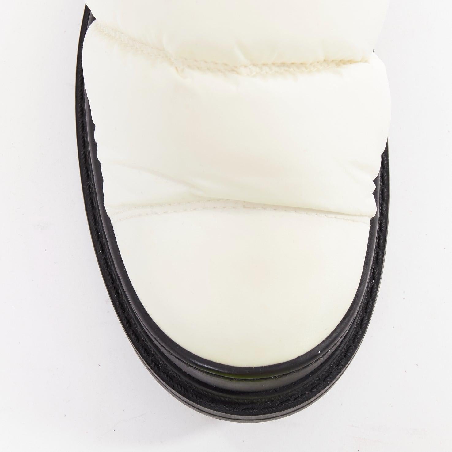 Bottes de neige CHANEL en nylon crème avec logo CC, rembourrées sur le côté et bordées de noir EU37.5 en vente 3